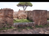 08141 ostia - regio v - semita dei cippi - edificio (v,iv,1) - westseite - 2. laden von norden - bli ri osten - 06-2024.jpg